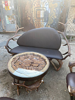 Стол на ножке из рога оленя